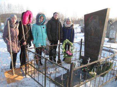 Поддержание порядка в местах захоронений погибших при исполнении воинского долга и памятников