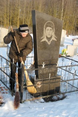 Поддержание порядка в местах захоронений погибших при исполнении воинского долга и памятников