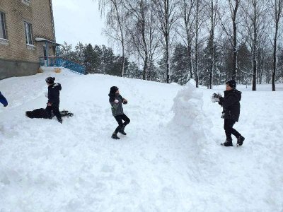 Игра в снежки. Группа продленного дня