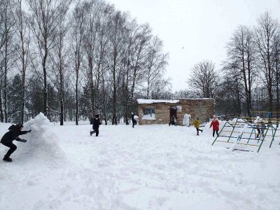 Игра в снежки. Группа продленного дня