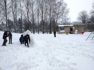 Игра в снежки. Группа продленного дня