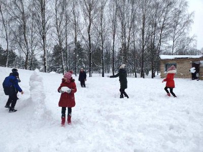 Игра в снежки. Группа продленного дня