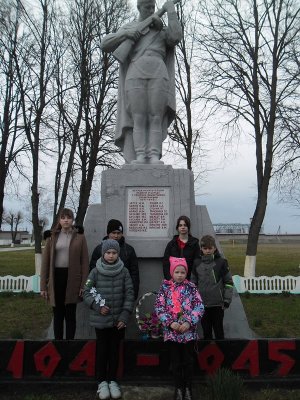 У памятника погибшим воинам – односельчанам в аг. Ханчицы