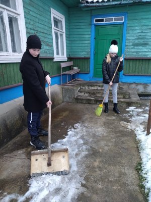 Тимуровцы оказывают помощь